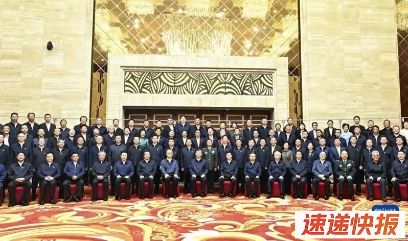 8月20日下午，中共中央总书记、国家主席、中央军委主席习近平在拉萨亲切接见西藏自治区及有关部门、各地市负责同志和老同志代表，并同大家合影留念。