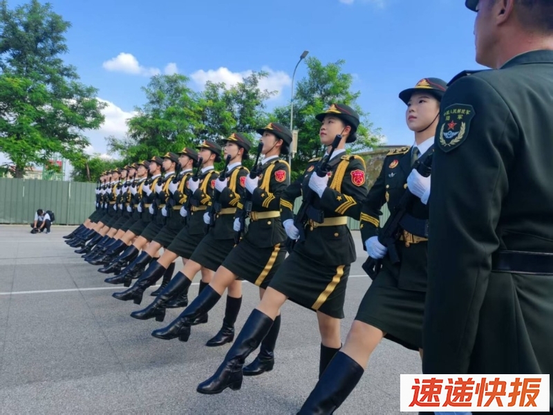 教官要求受阅官兵的每个动作和表情都要做到无可挑剔。 教官要求受阅官兵的每个动作和表情都要做到无可挑剔。