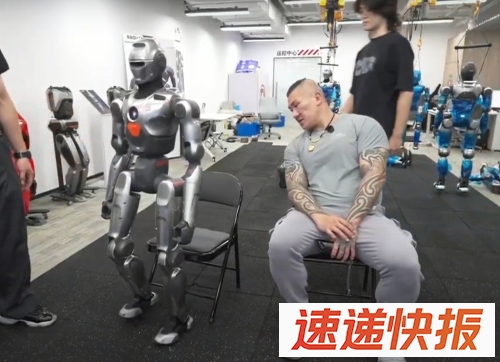 馆长看到机器人展示运动能力，直呼中国科技世界第一。