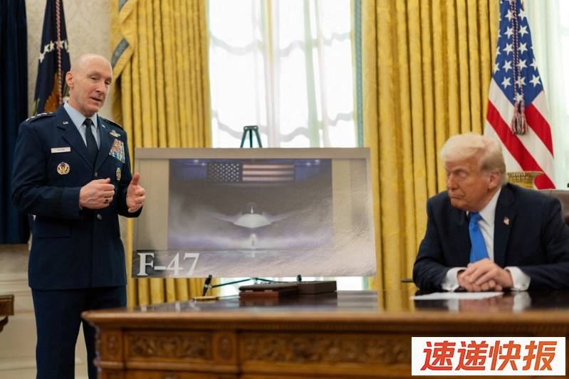 美国总统特朗普于白宫椭圆形办公室，美国空军参谋长奥尔文